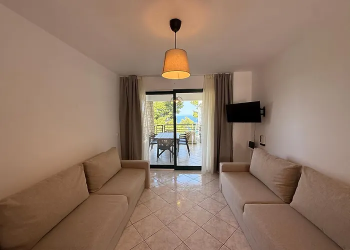Amelia Seaview &