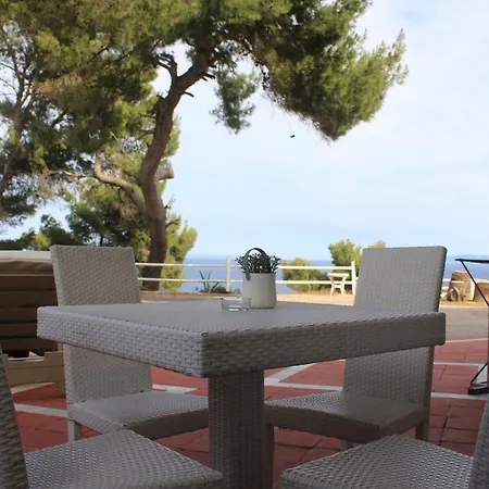 Amelia Seaview &